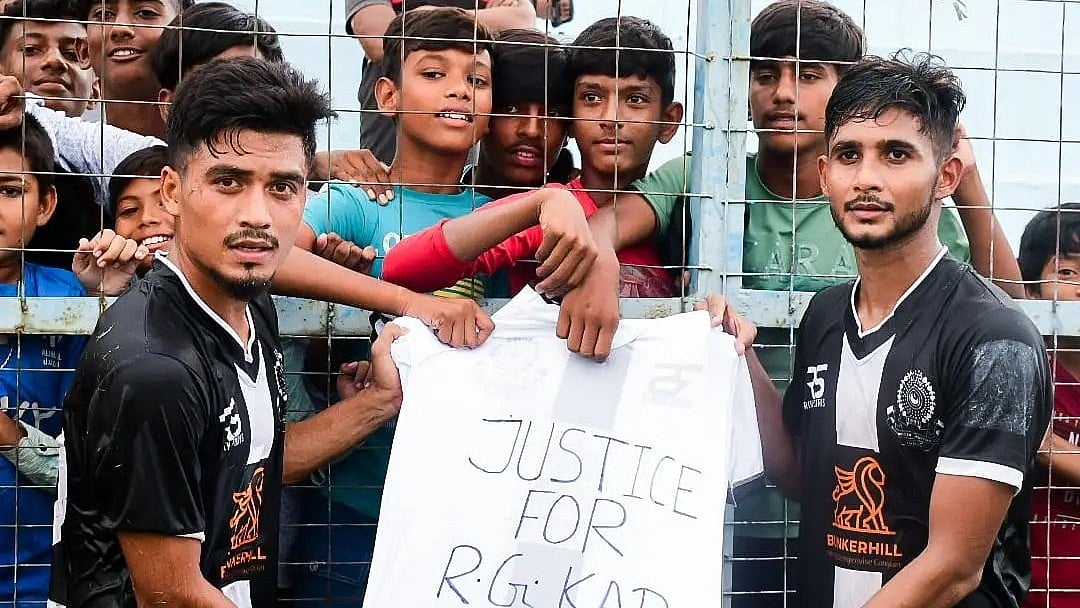 Photo: X | All India Football : Mahitosh Roy and Israfil Dewan along with Mohammedan Sporting Club showcased their solidarity with fans and demanded justice for RG Kar hospital case victim.